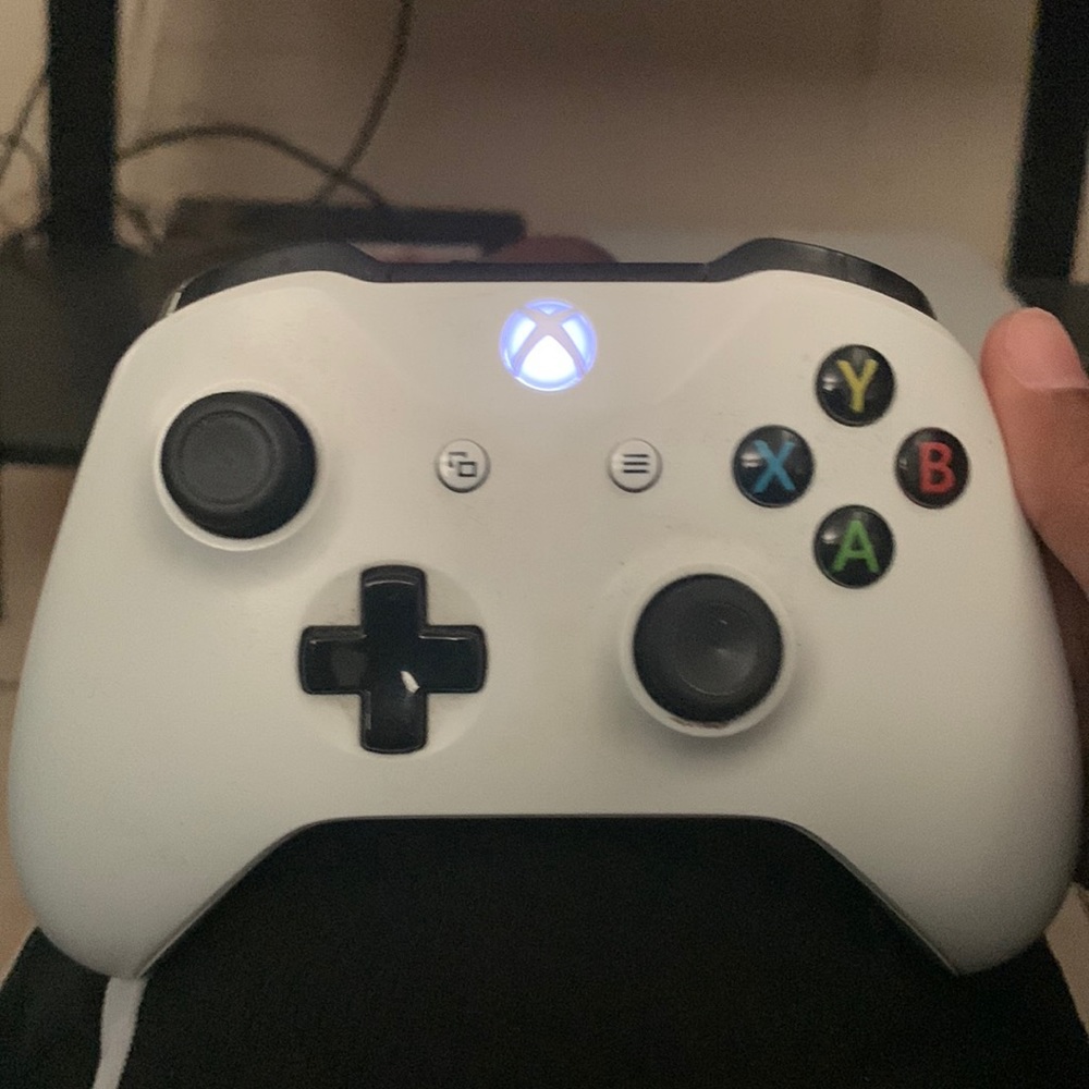 It’s in good condition it comes with a game called forza Horizon 3